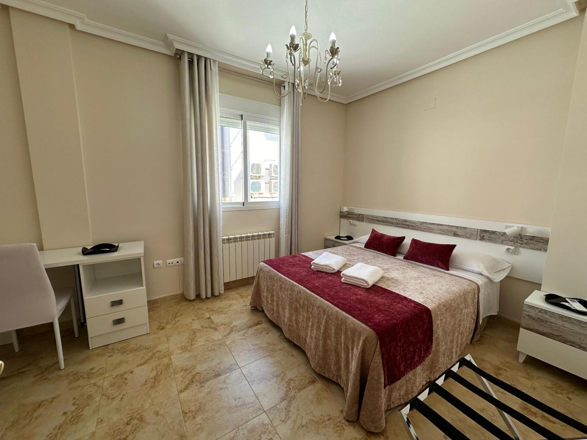 Casa Grande De Tres Plantas Con Parking Gratis Villa Linares  Dış mekan fotoğraf