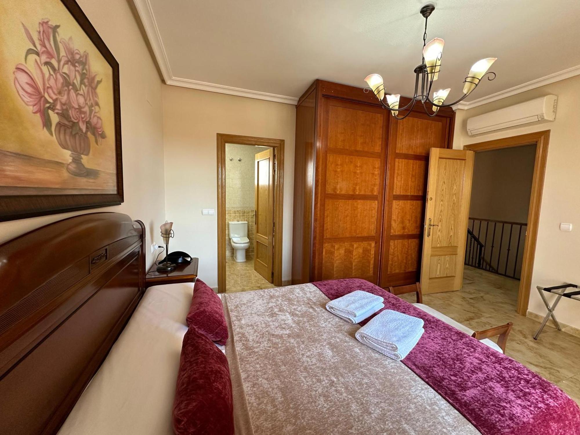 Casa Grande De Tres Plantas Con Parking Gratis Villa Linares  Dış mekan fotoğraf