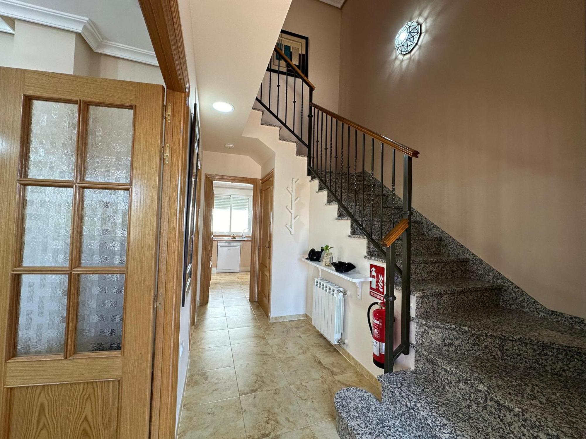 Casa Grande De Tres Plantas Con Parking Gratis Villa Linares  Dış mekan fotoğraf