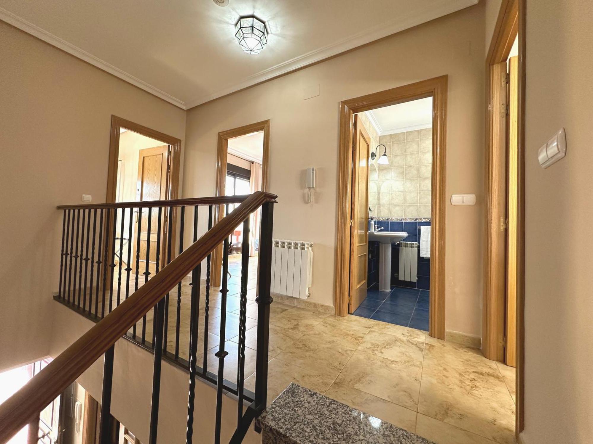 Casa Grande De Tres Plantas Con Parking Gratis Villa Linares  Dış mekan fotoğraf